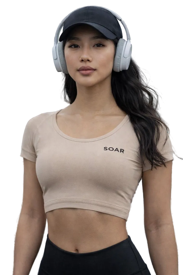Девушка в топе SOAR